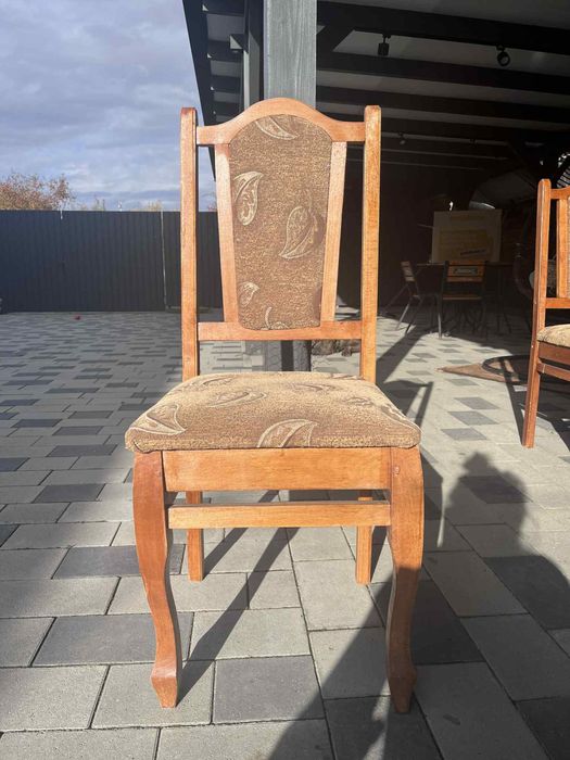 Деревʼяний стіл з стільцями