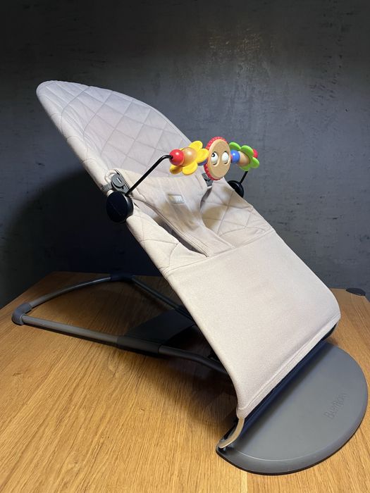 Leżaczek bujaczek Babybjorn z palakiem/zabawka