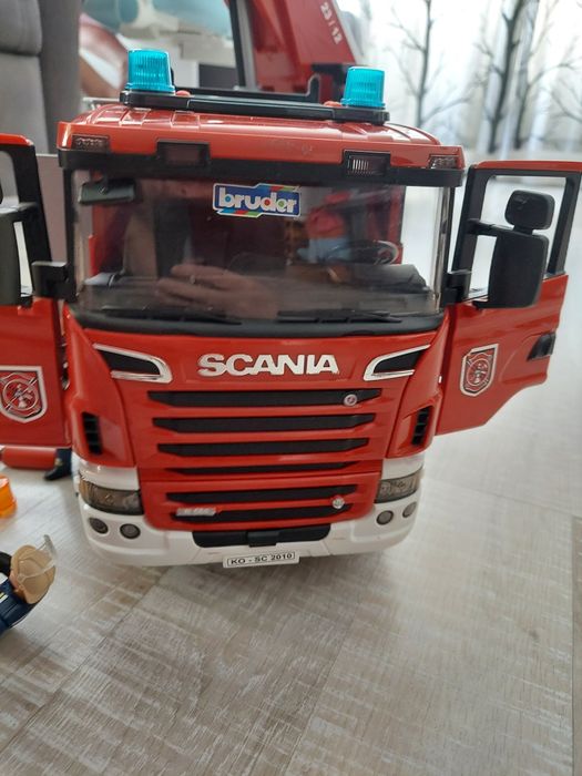 Пожежна машина Bruder Scania 560R зі звуком та світлом