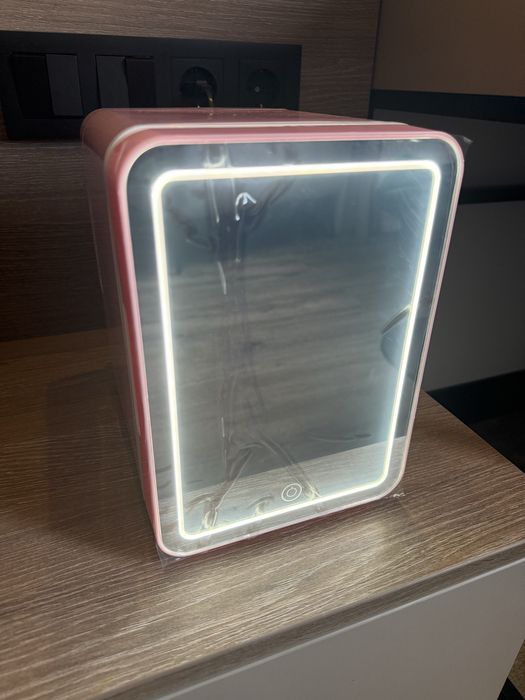 Холодильник для косметики від Sinsay (на сайті розпродан вже) новий!