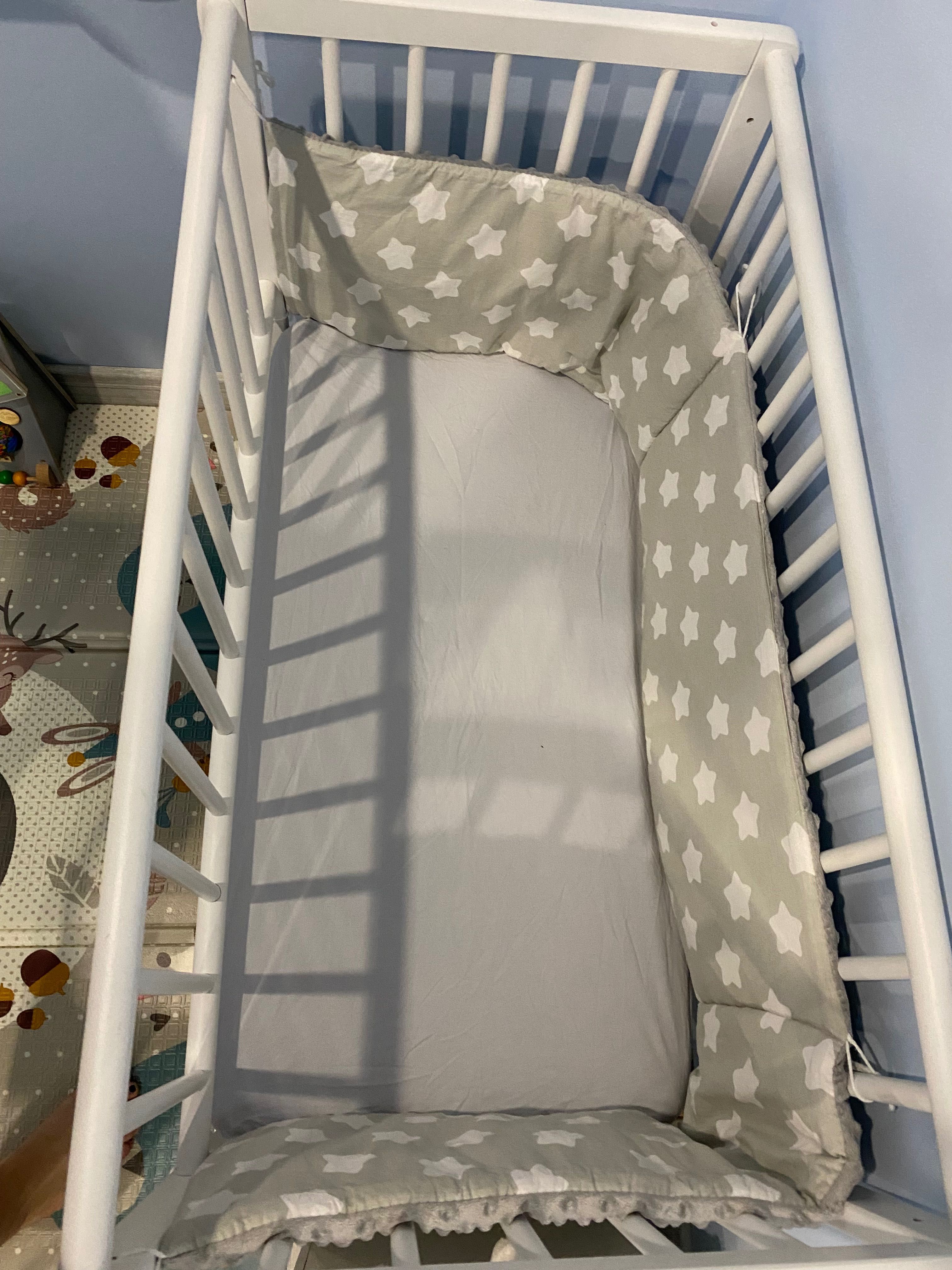 Białe łóżeczko niemowlęce