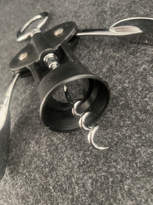 Trybuszon korkociąg otwieracz do wina czarny srebrny nowy