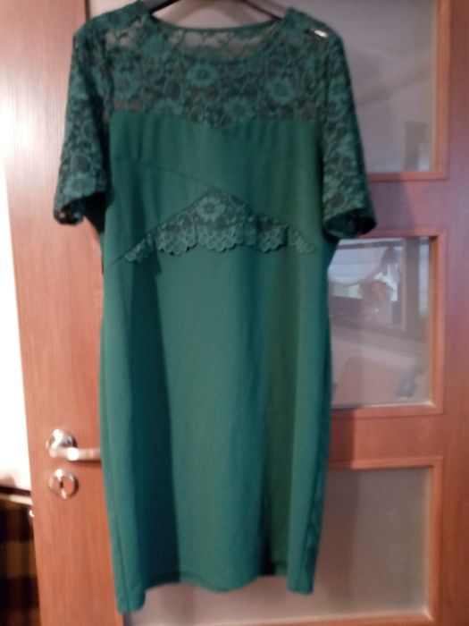 Sukienka zielona prosta 44 koronkowe dodatki