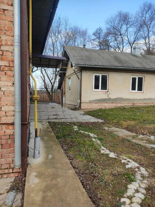 Продам хату з великою територією!