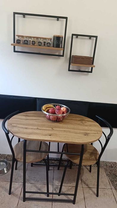 Stolik, 2 krzesła i półki