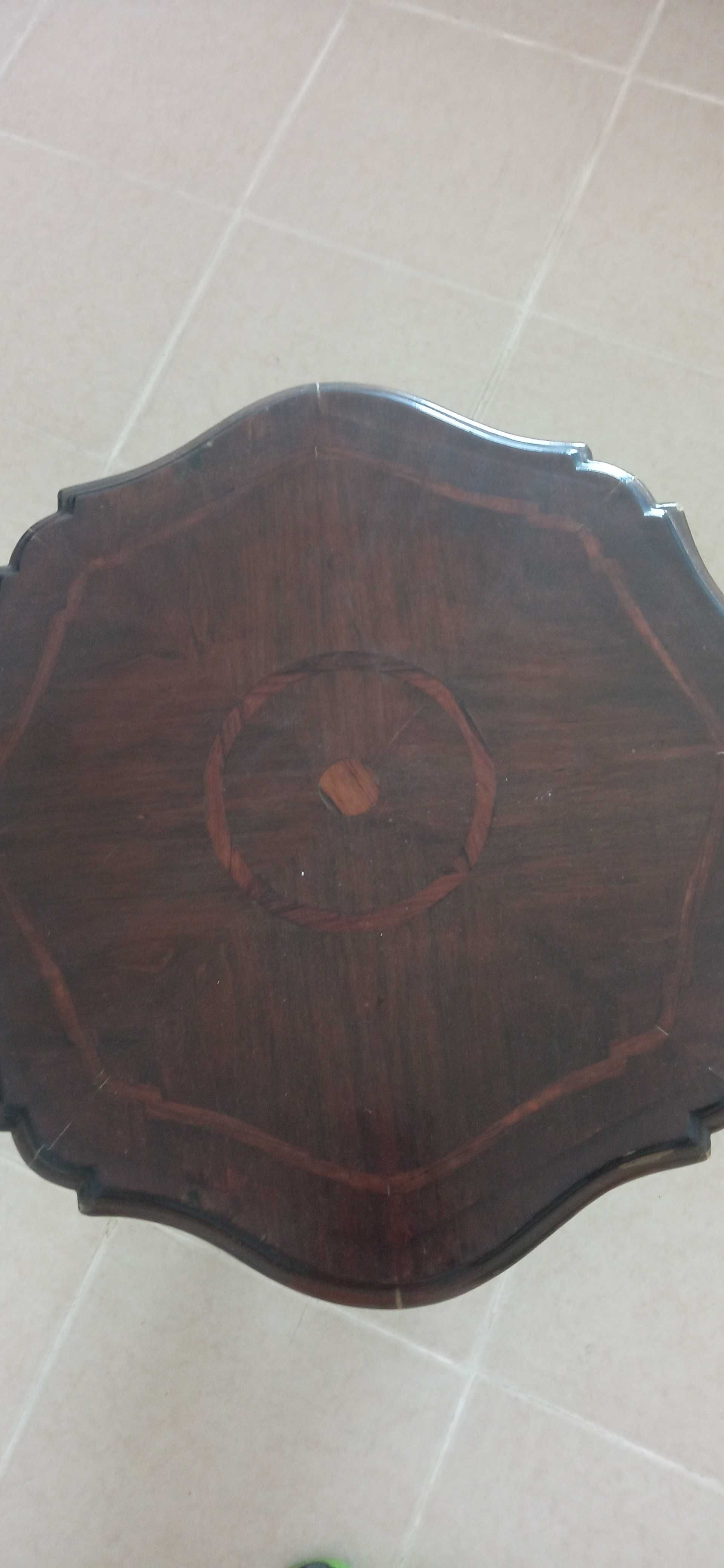 Mesa de apoio 4 pés em mogno trabalhado