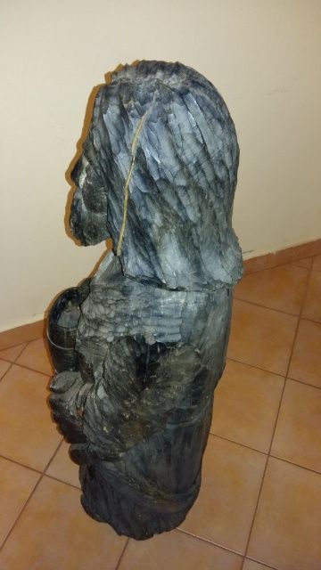 Rzeźbiona postać w drewnie ze schowkiem w środku