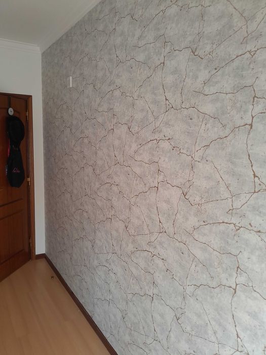 Pintura de azulejos e aplicacao de papel parede, portoes e varandins