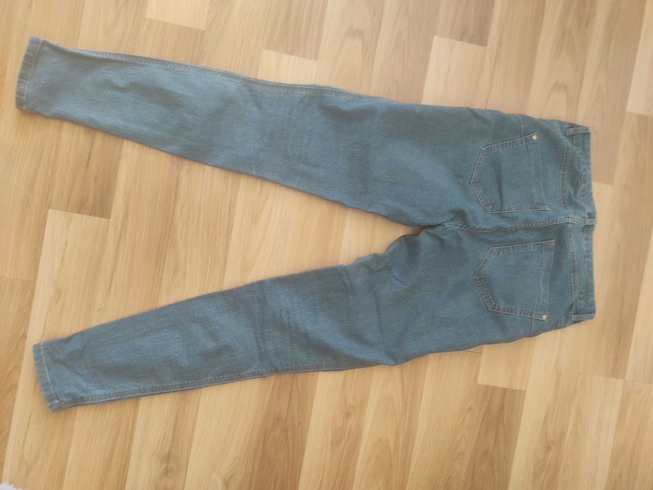 Niebieskie jeansy Reserved