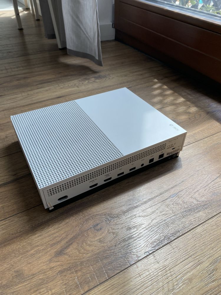 Xbox One S 365 GB + pad + FIFA 19