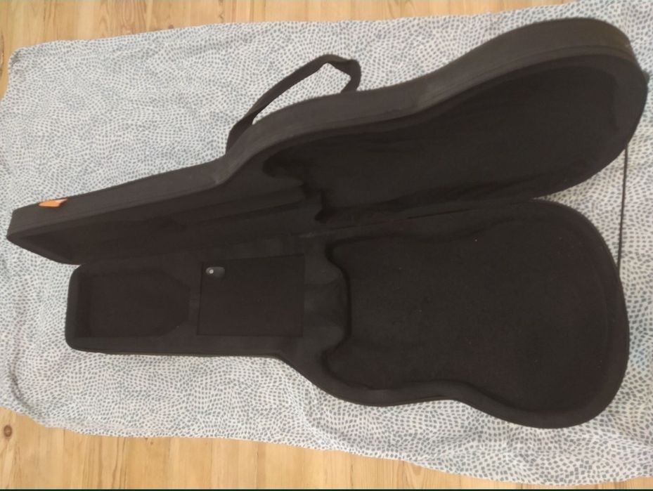 Guitarra Cort M200 com estojo e amplificador