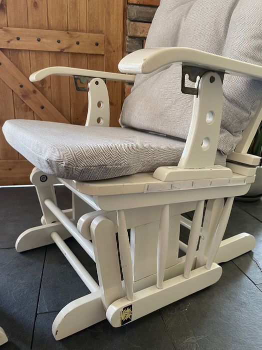 Fotel bujany wraz z podnóżkiem