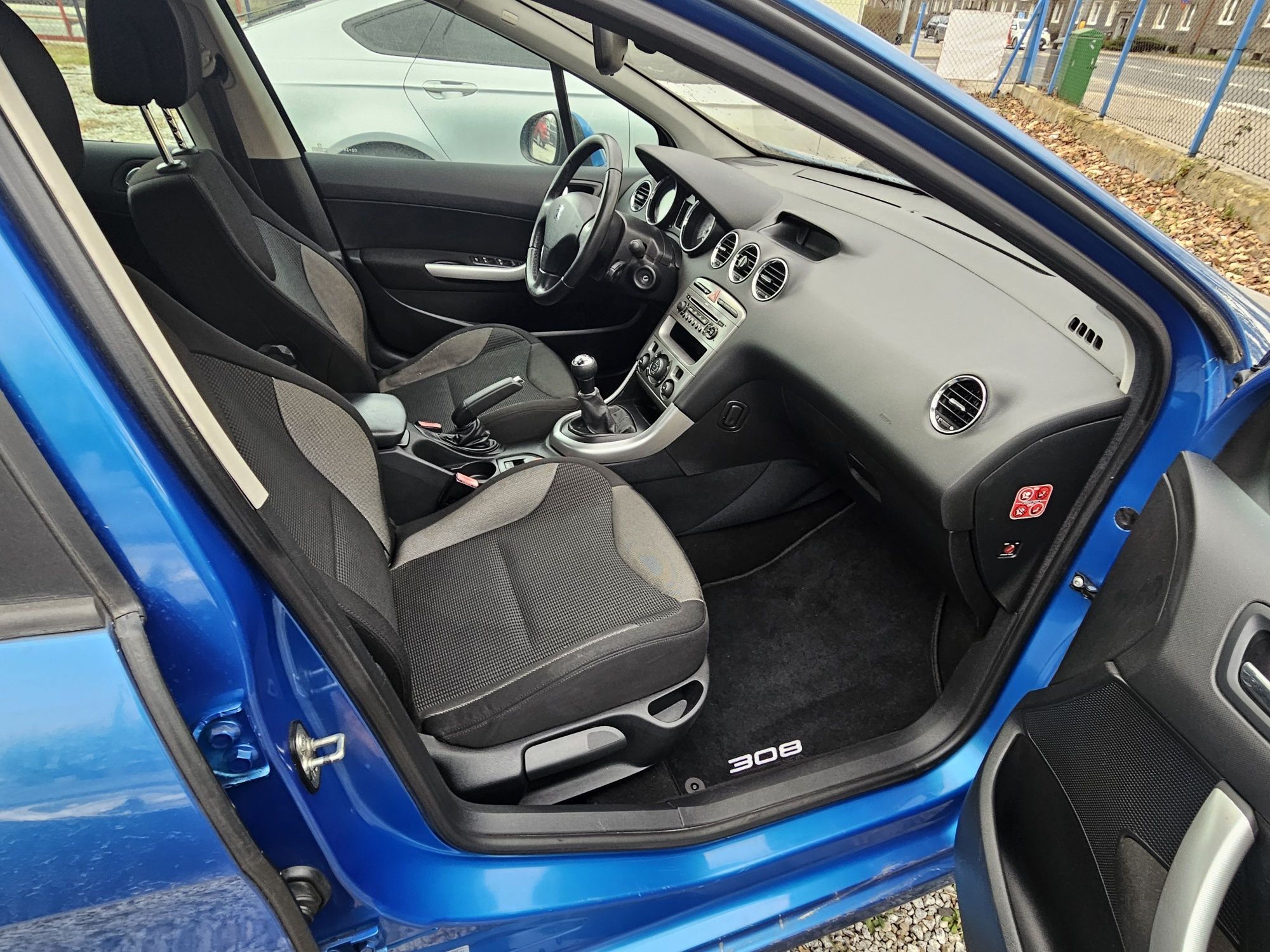 Śliczny/ Peugeot 308/ 1.6 benzyna/Długie opłaty/Panorama/Nowe opony/