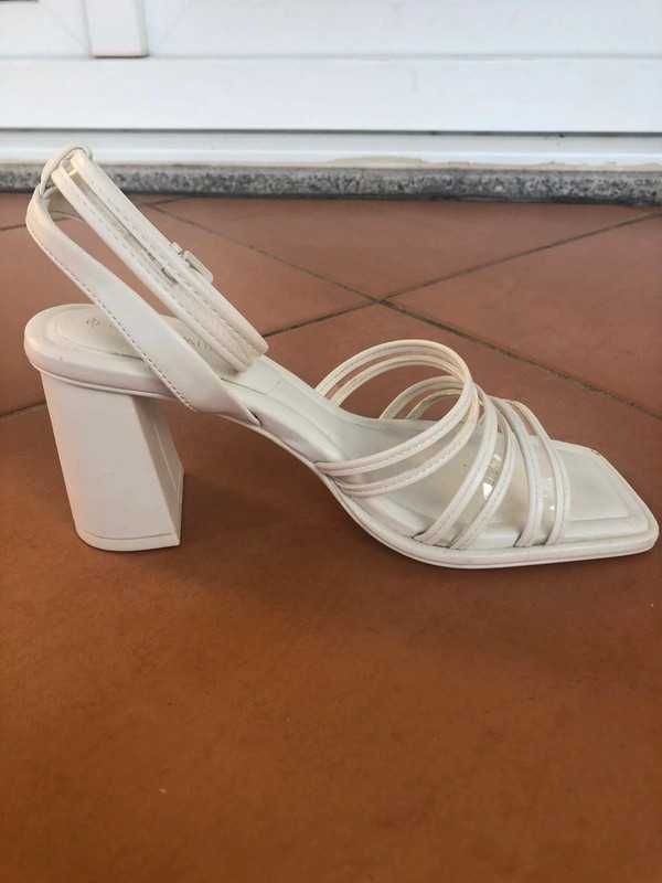 Sandálias com salto brancas (Stradivarius)