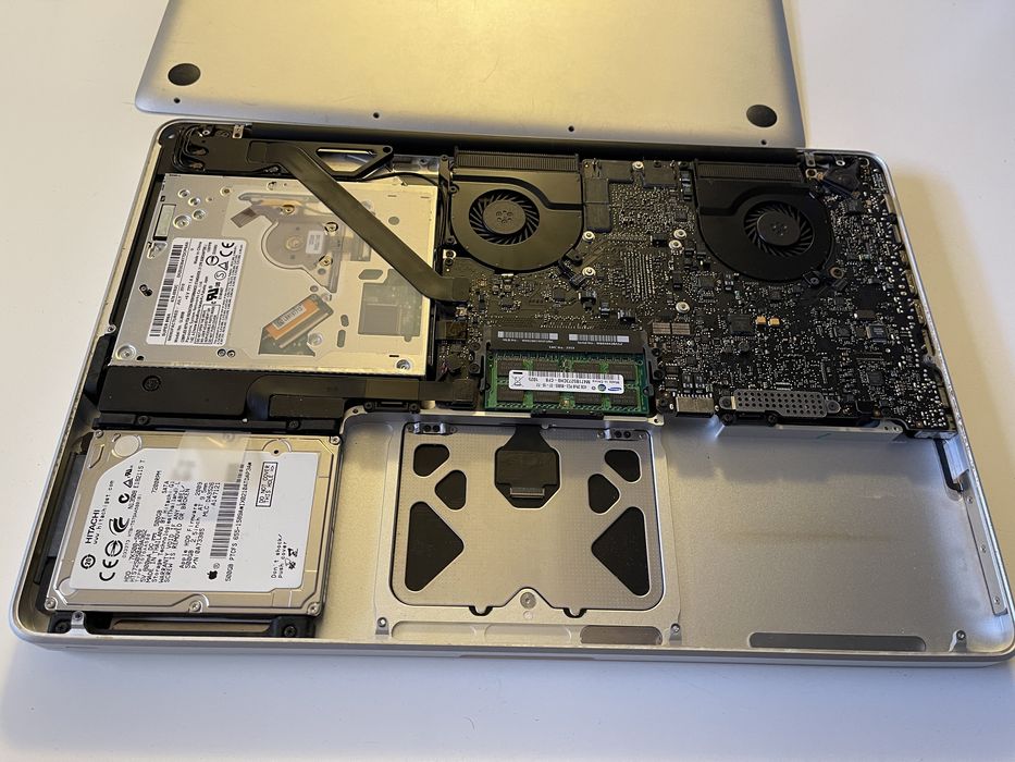 Macbook Pro 15” 2010 A1286 - avariado para peças