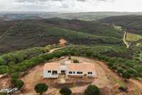 Excelente Quinta com 2 Moradias independentes, terreno de 100 hectares