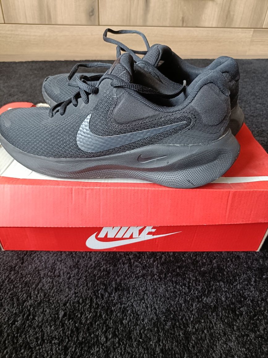 Buty Nike mlodziezowe r.40 1/2
