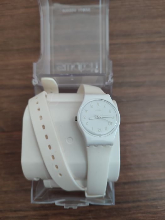 Relógio bracelete Swatch (branco e lavanda)
