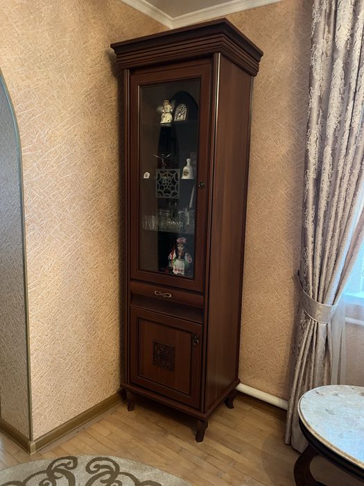 вітрина для посуду