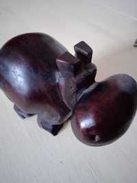 Estátua de hipopótamo de madeira