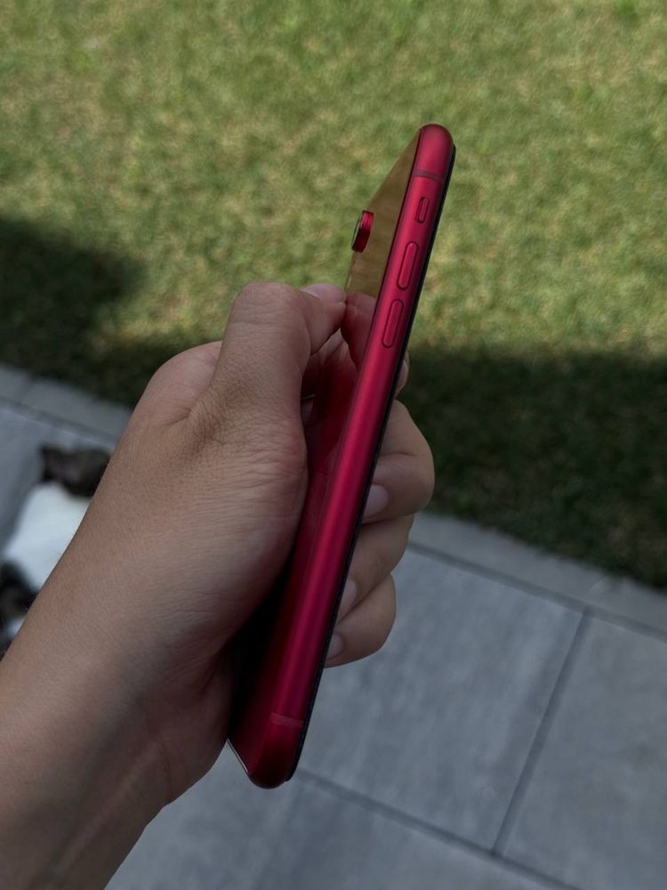 Продам iPhone XR Red