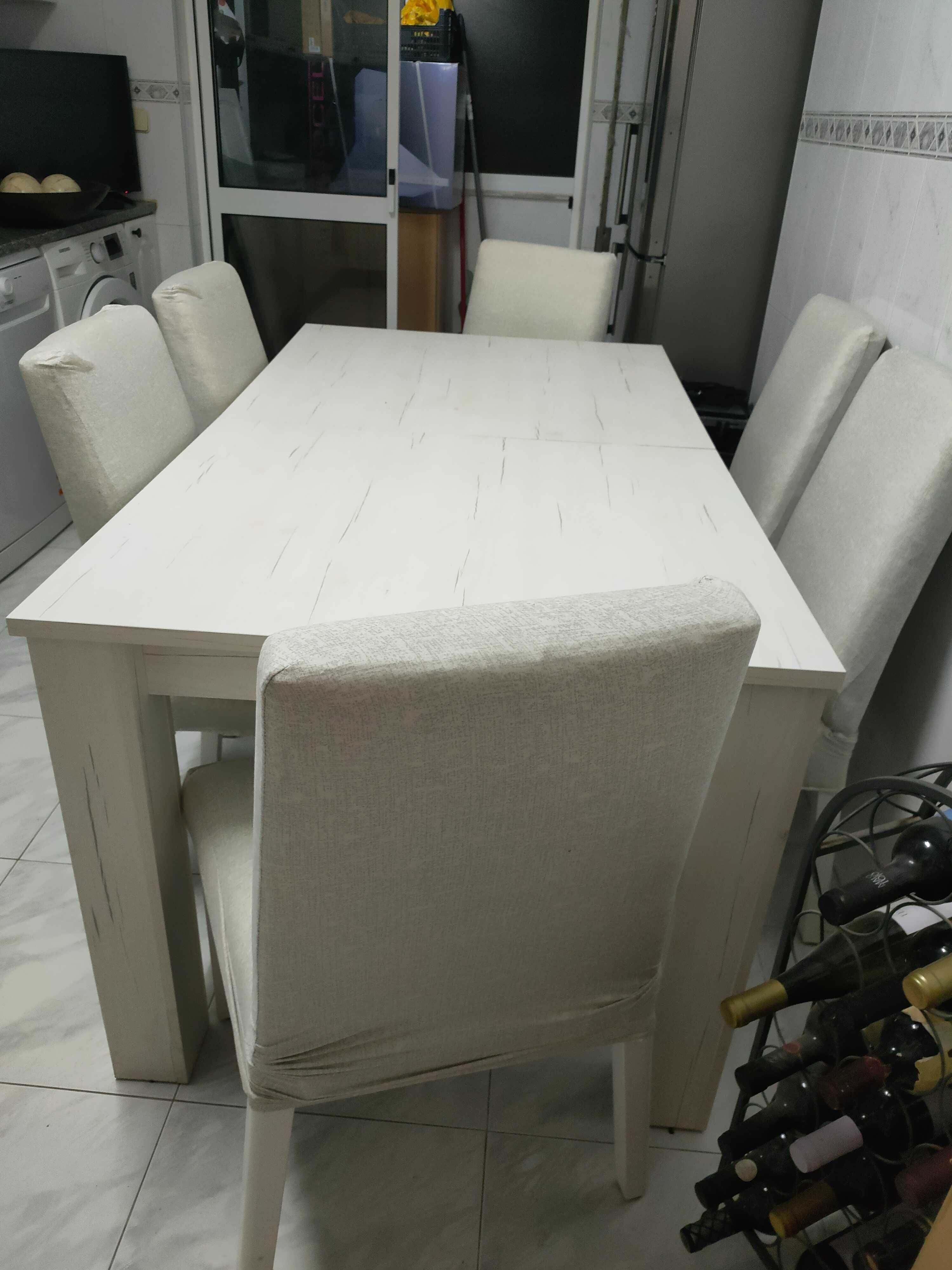 Mesa de sala extensível com 6 cadeiras em boas condições