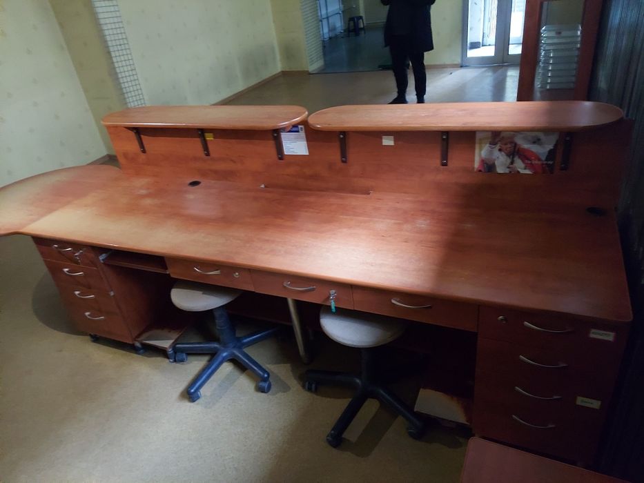 Biurka/ stoły sklepowe/ biurowe