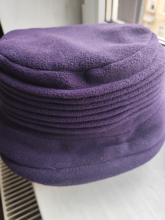 Fioletowy kapelusik damski