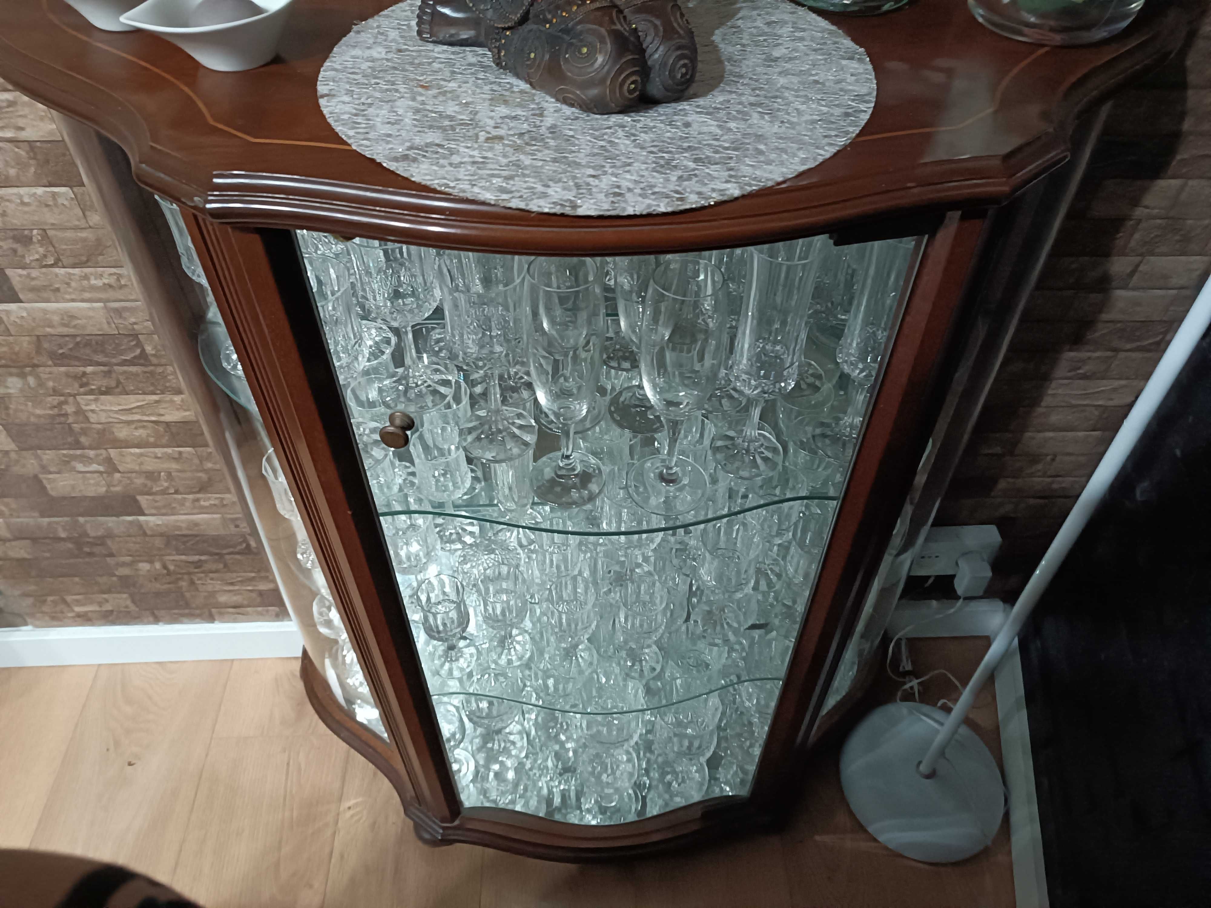 Vitrine com espelho no fundo