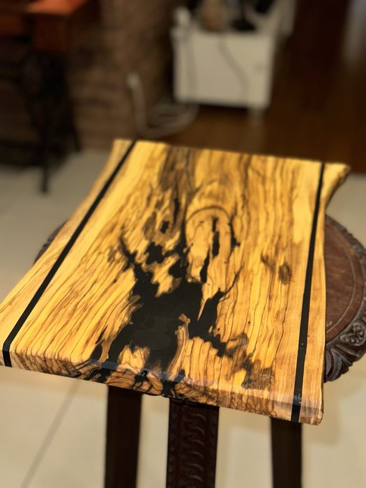 Deska do krojenia serwowania z drzewa oliwnegoo i żywicy epoksydowej