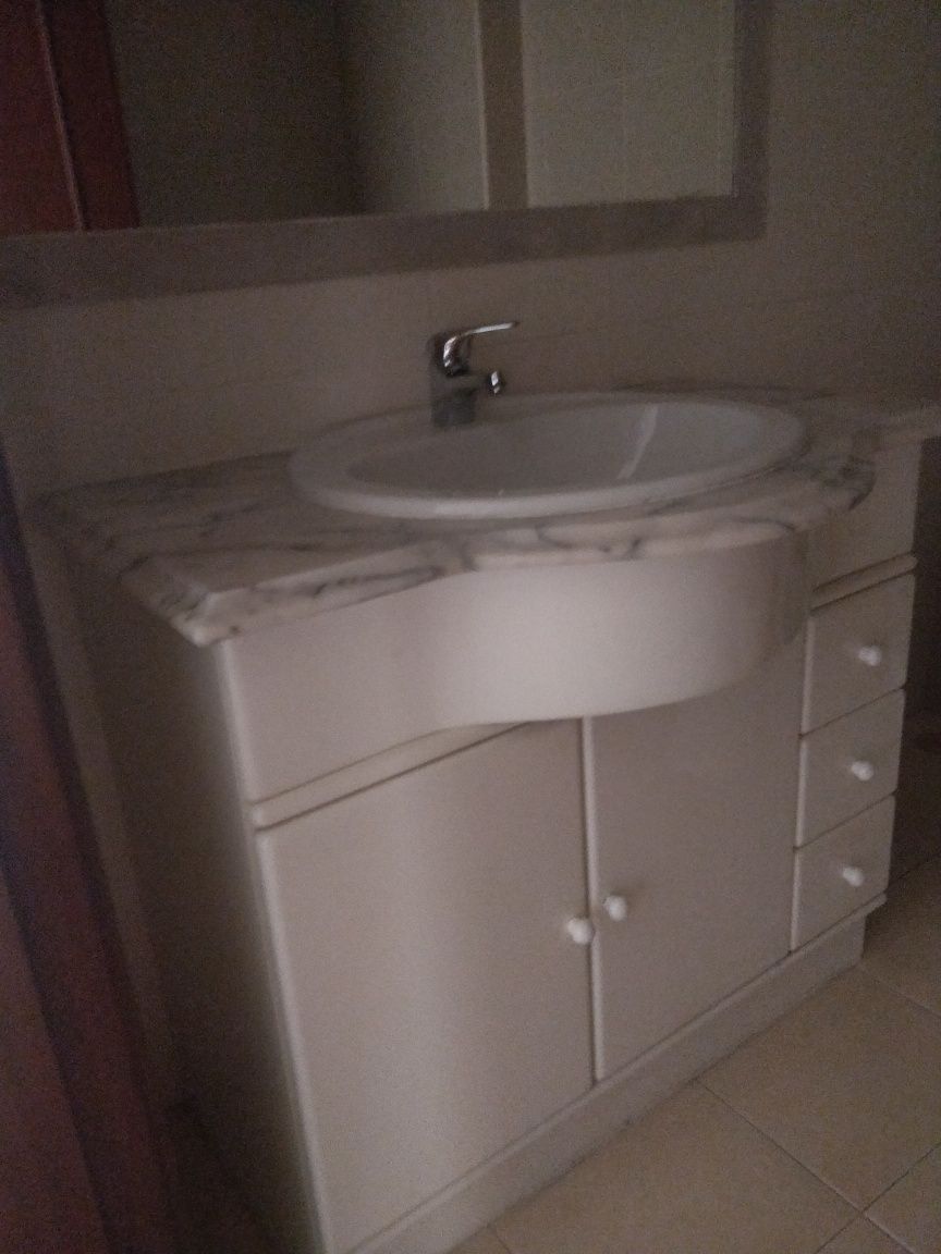 Moveis de casa de banho com lavatório embutido e pedra mármore.