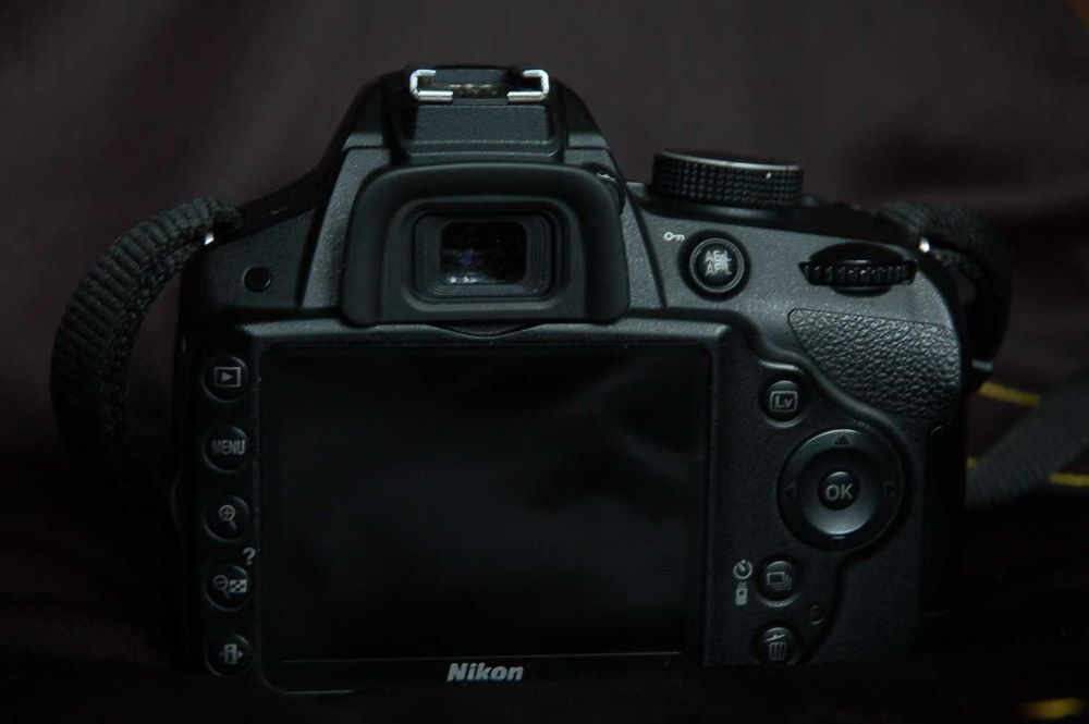 Продам дзеркальний фотоапарат d3200 body