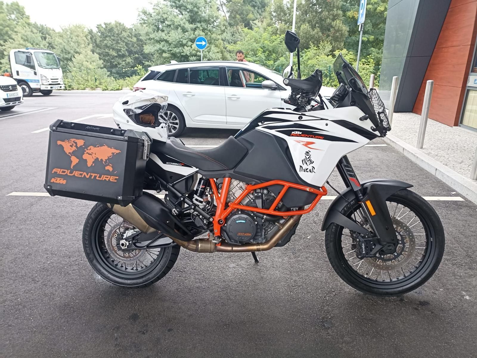 KTM Adventure 1090 r 
Mota espetacular para viagens e para andar em