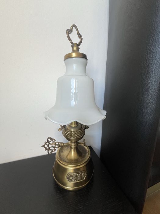Lampada de mesa cabeceira vintage  em latao e vidro em milk glass