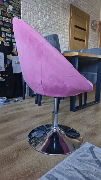 Fotel kubelkowy różowy welvet