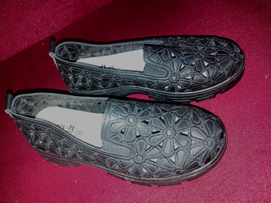 Czarne czółenka w kwiatki