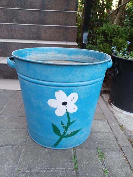 Niebieskie wiaderko kociołek osłonka na kwiaty
