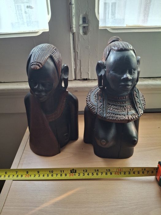 2 esculturas africanas com cerca 28 cms cada