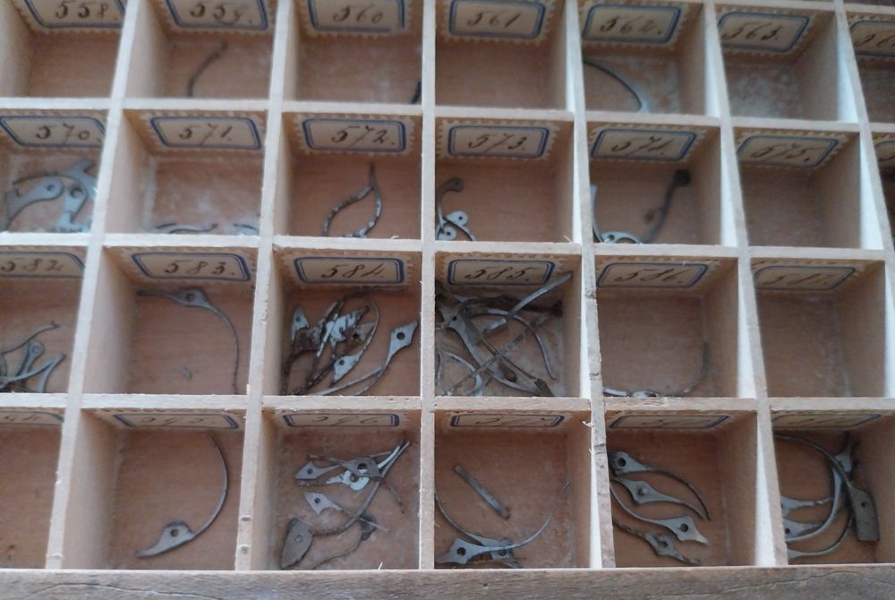 Caixa madeira antiga de relojoeiro com peças de relógios #3