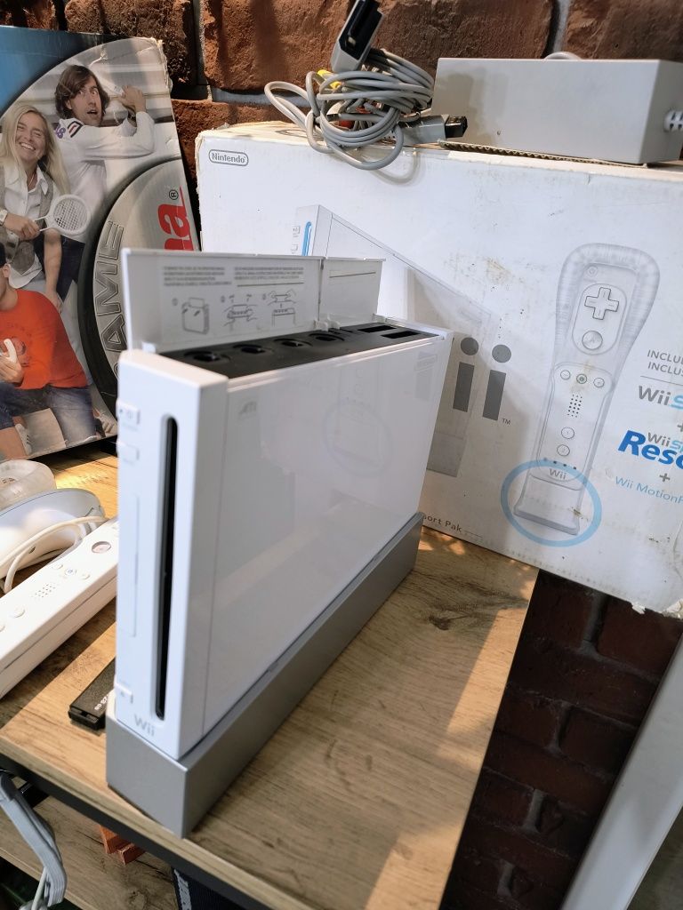 Nintendo Wii BOX przerobiona CFW + dysk + zestaw akcesoriów