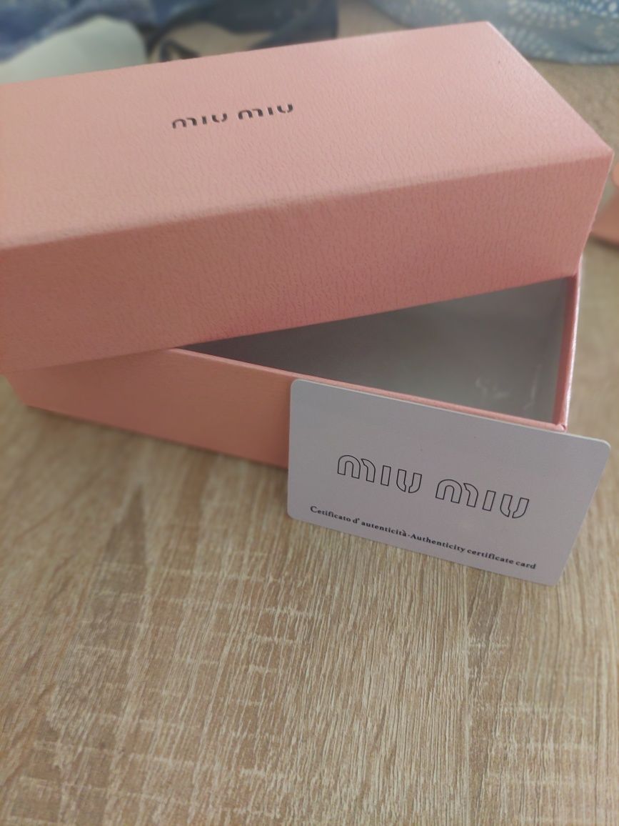 Óculos pretos novos Miu Miu- Promoção