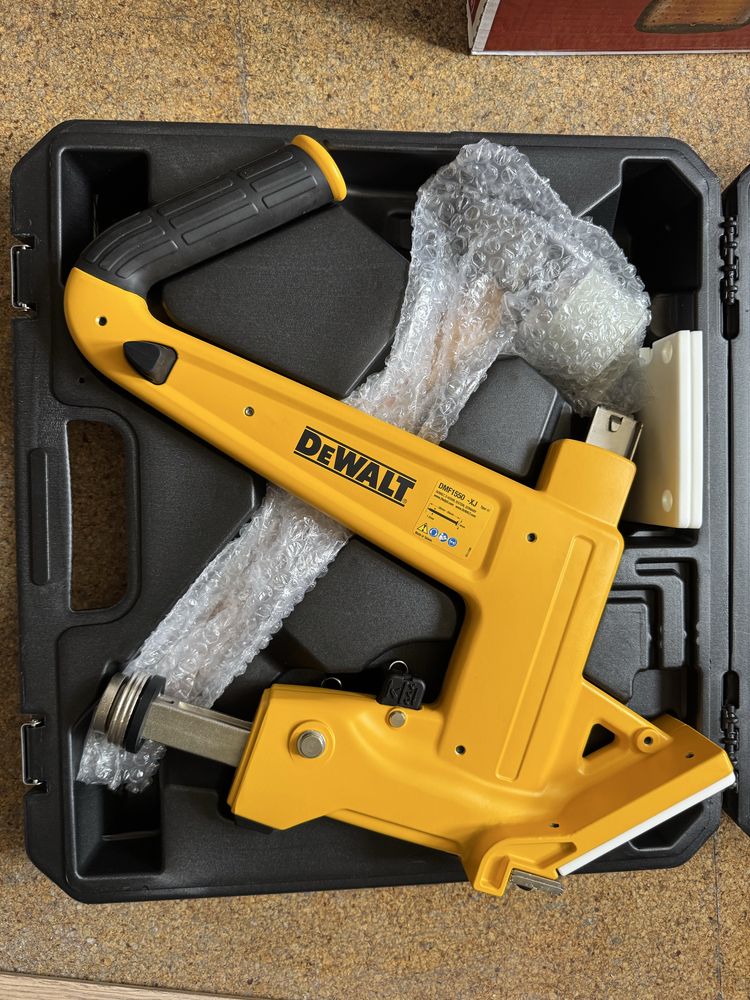 Máquina pregar soalho DeWalt DMF1550