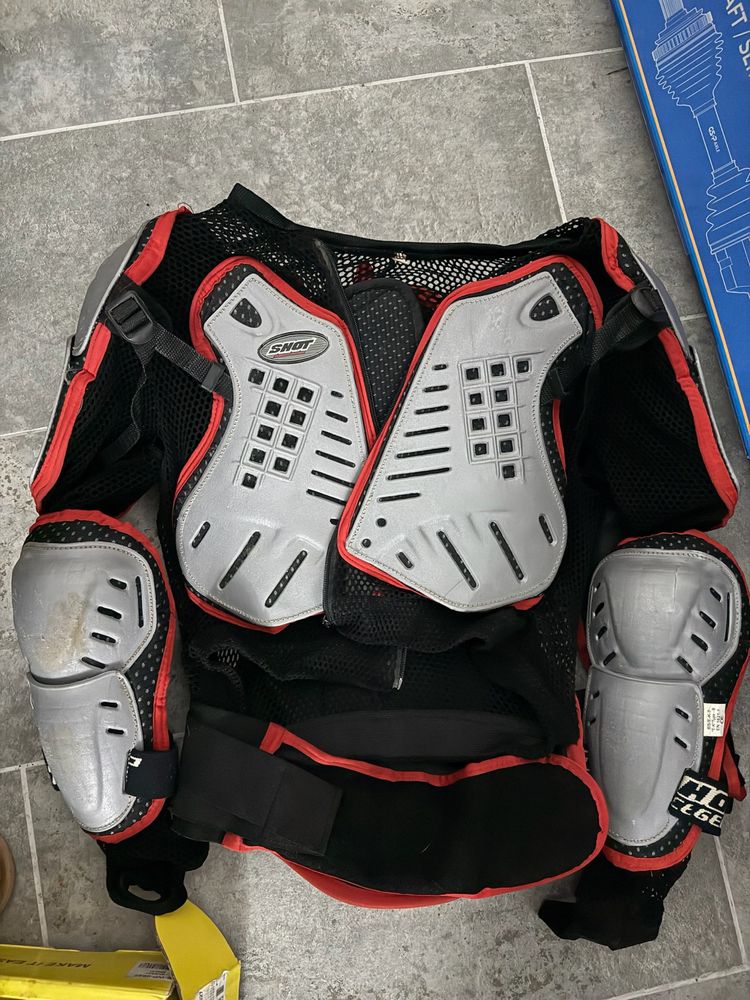 colete integral e capacete motocross