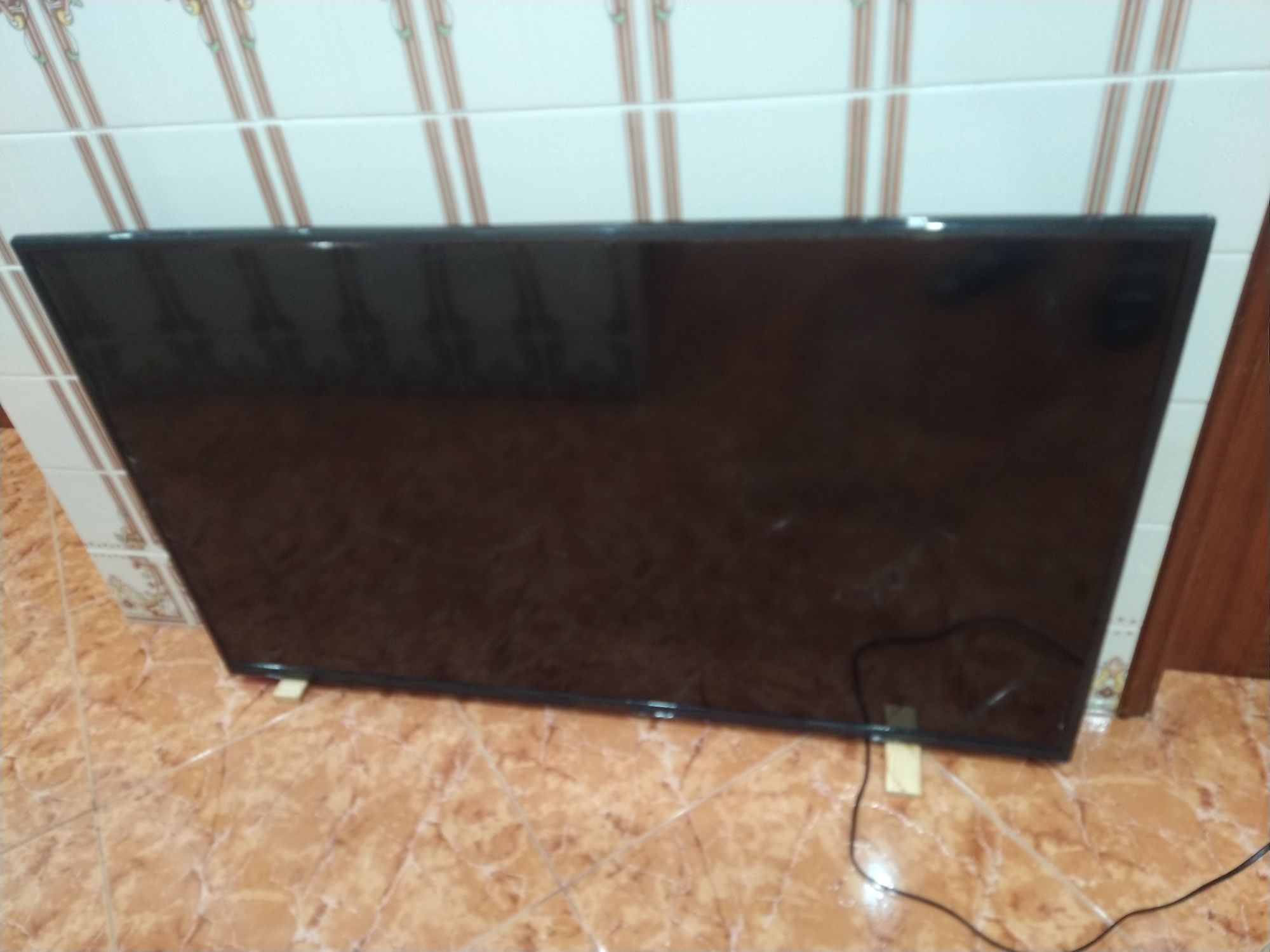 Televisão Smart TV NIKAI Modelo: UHD5010SLED casa quarto apartamento.