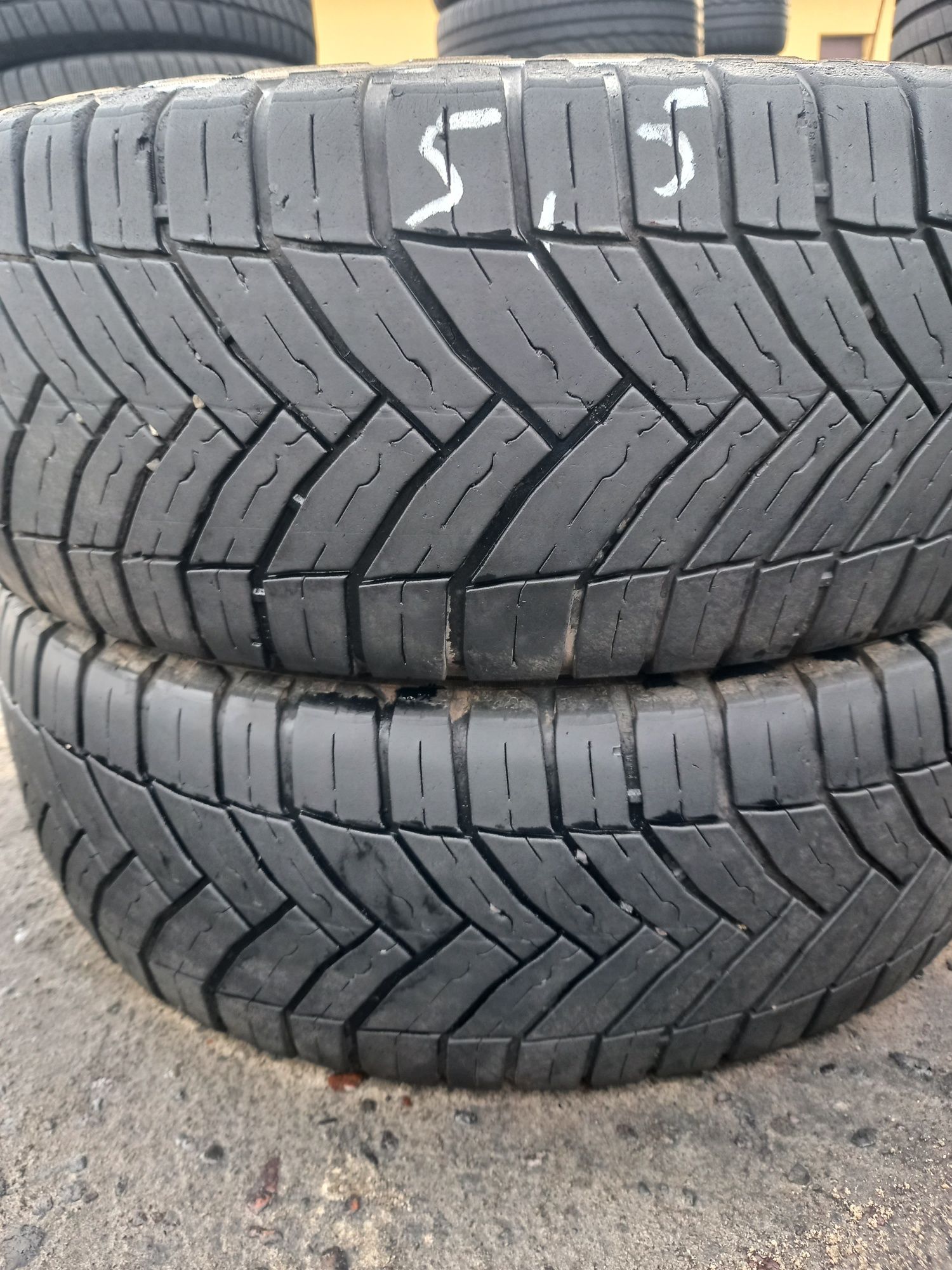 Opony używane 215/65/16c Michelin 2x5.5 mm 2021