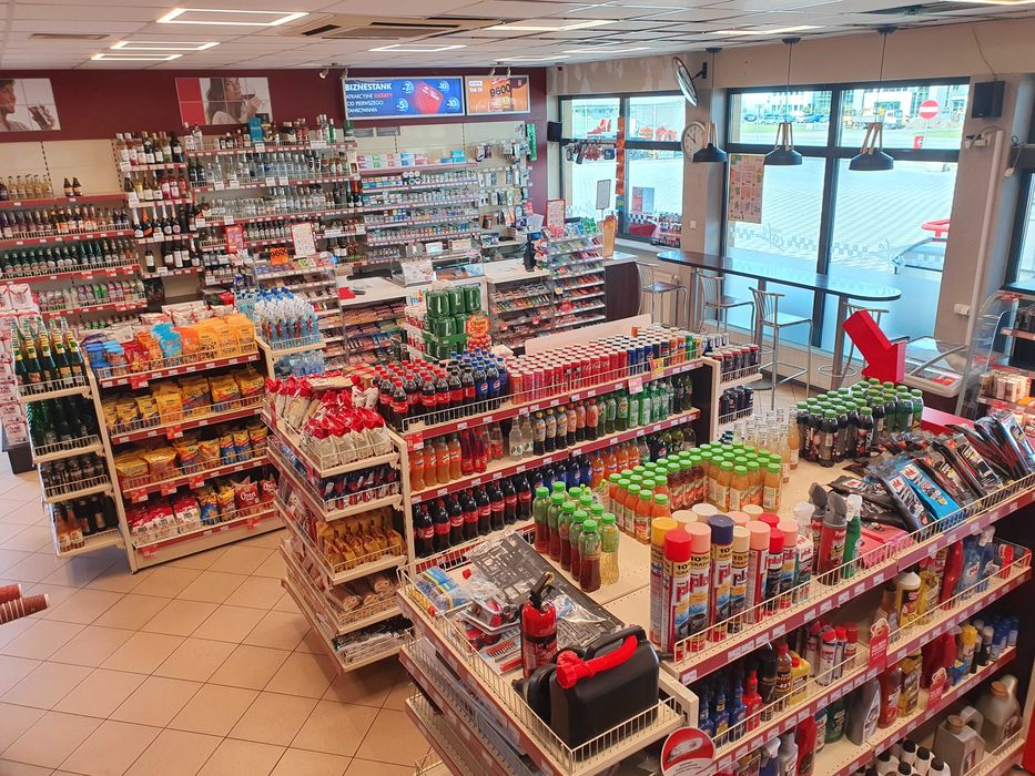 Meble i wyposażenie sklepu stacji paliw.