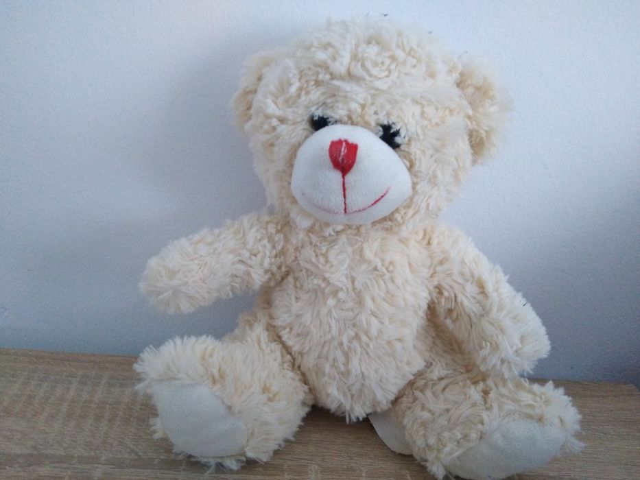 Biały pluszowy miś