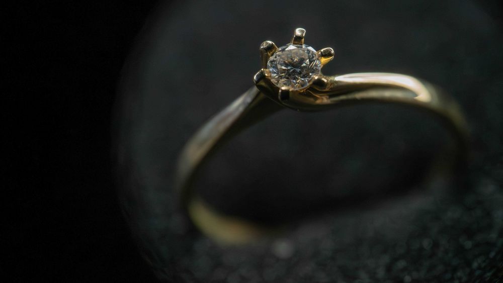 Złoty pierścionek Zaręczynowy z brylantem - APART + Certyfikat