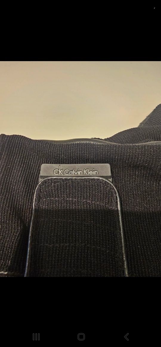 Skórzane (sheep leather) rękawiczki Calvin Klein zapinane na rzepy.