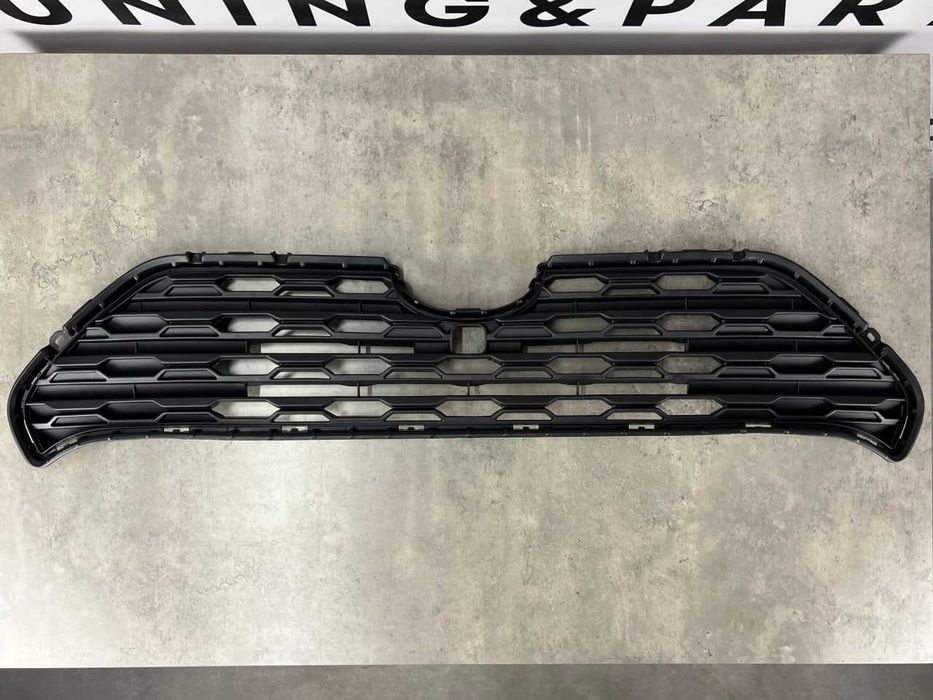 Решітка радіатора (чорна, з отвором)  Toyota RAV4 ( XA50 ) 53112-42190